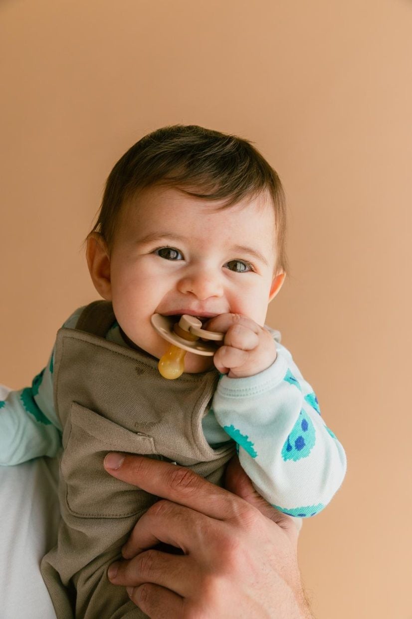 Пустушка BIBS Colour Latex Round коричнева 6-18(р)