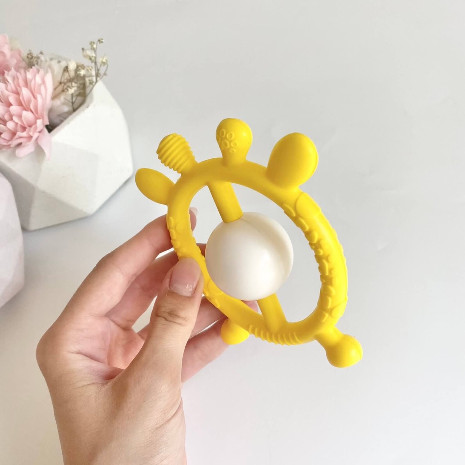 Брязкальце Силіконове з шариком жовтий