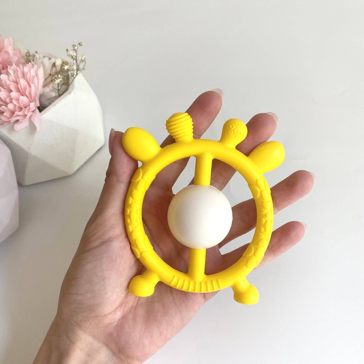 Брязкальце Силіконове з шариком жовтий