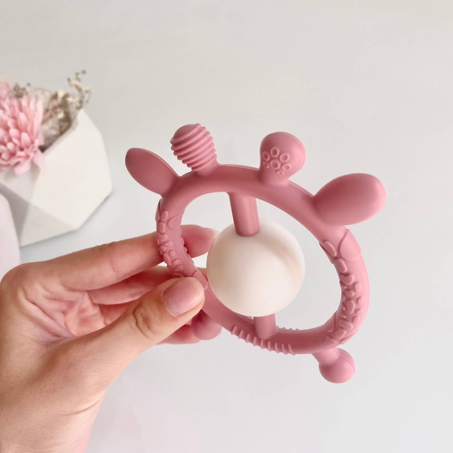 Брязкальце Силіконове з шариком рожевий